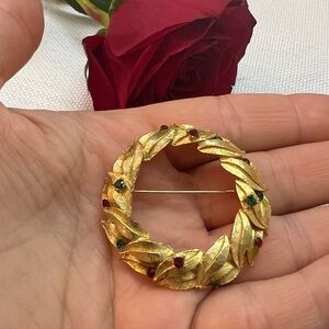 Vintage Alice Caviness Christmas Brooch Pin Wreath Green & Red Rhinestones Retro